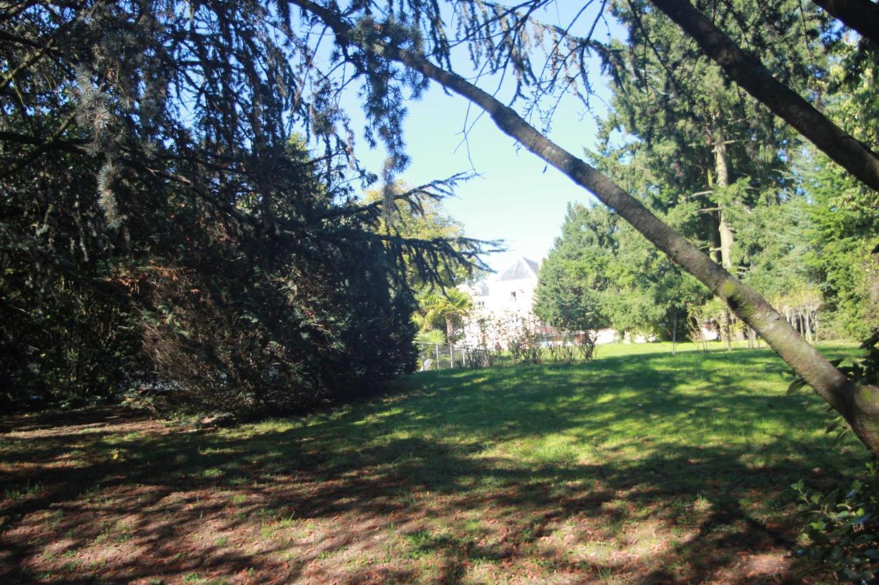 Chateau De La Chapelle Des Bois Fleurie Zimmer foto
